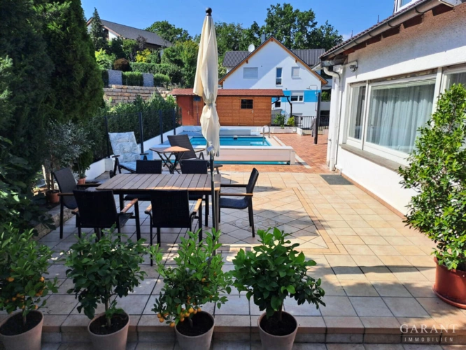 Pool und Terrasse
