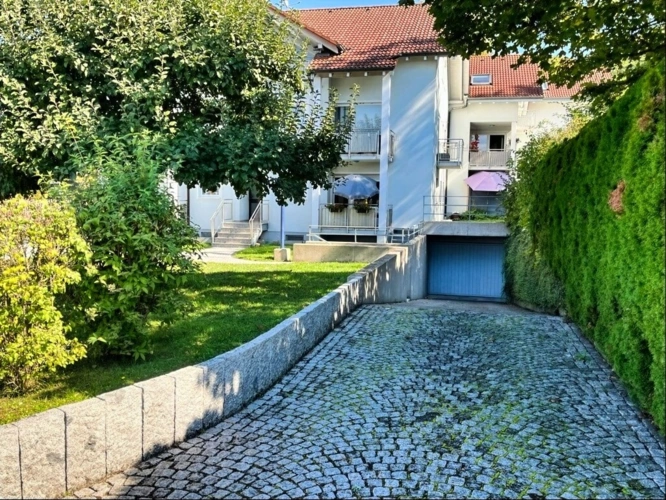 Zufahrt vord. Gebäude