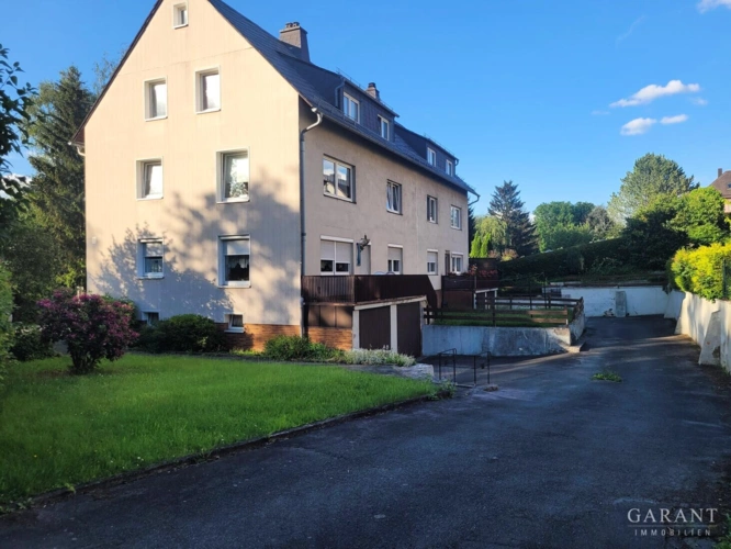 Rückseite mit Garagen