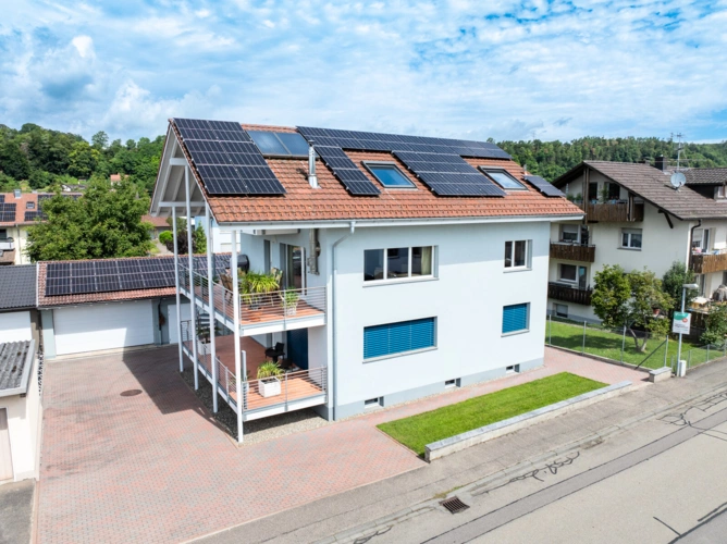 Ansicht mit PV-Anlage