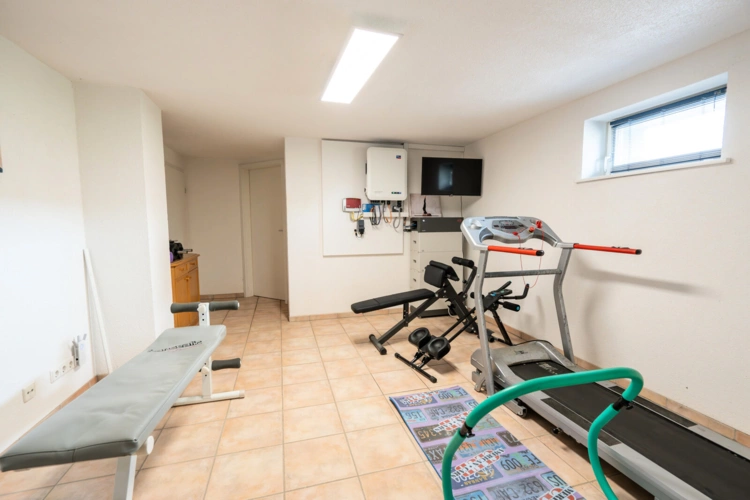 Haus - komplett unterkellert - Nutzflächen + Hobbyraum/Fitness