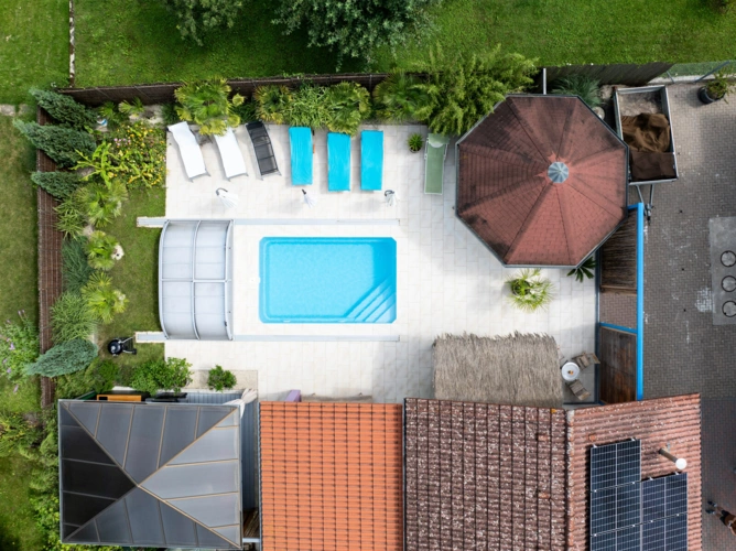traumhafter Außenbereich mit Pool, Sauna u.v.m.