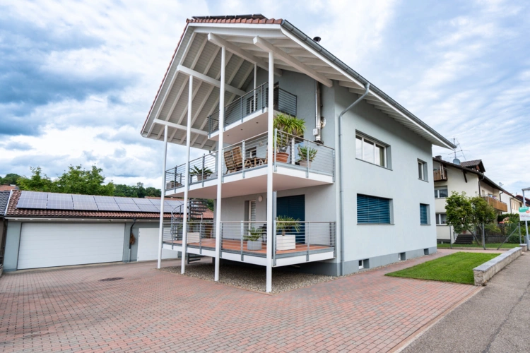 Ansicht + Garagenzufahrt