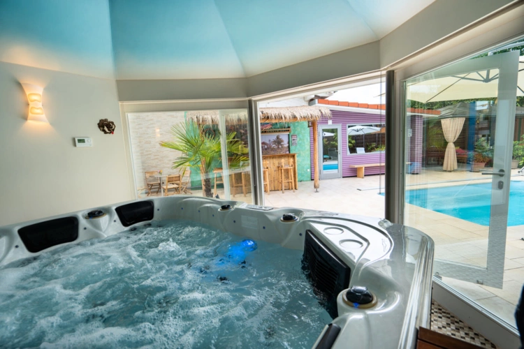 Whirlpool in beheizbarem Pavillon