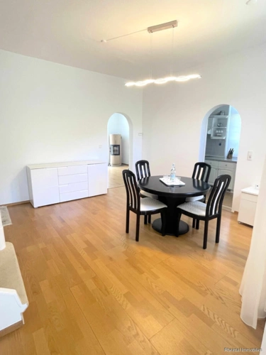 Esszimmer mit Treppenaufgang