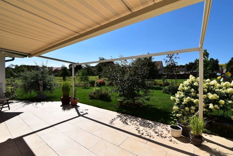 Terrasse mit Pergolamarkise