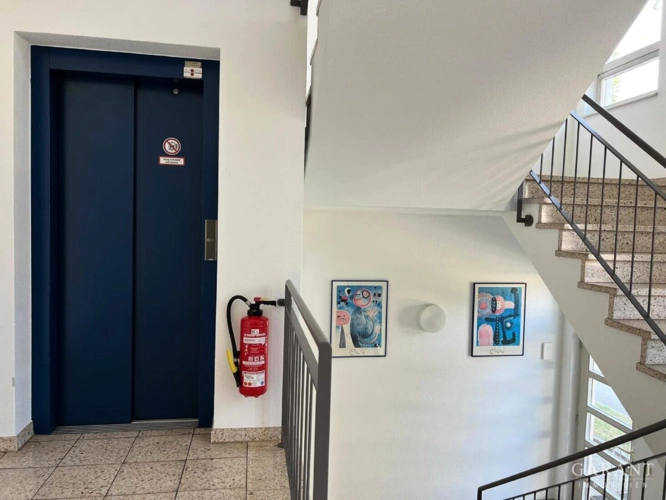 Treppenhaus+Aufzug