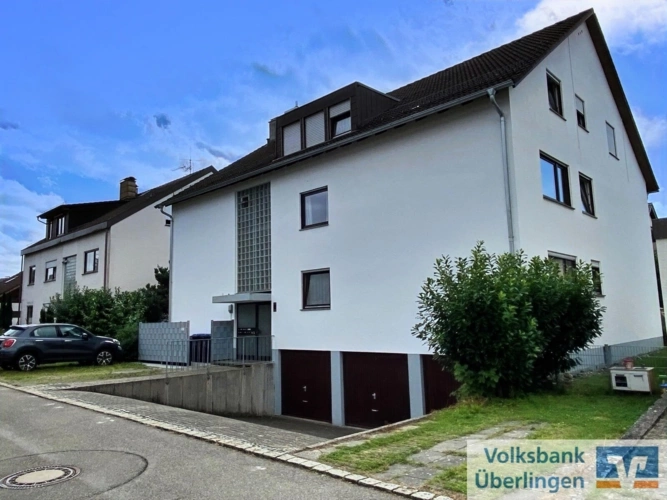 Nordwestansicht mit Stellplatz rechts