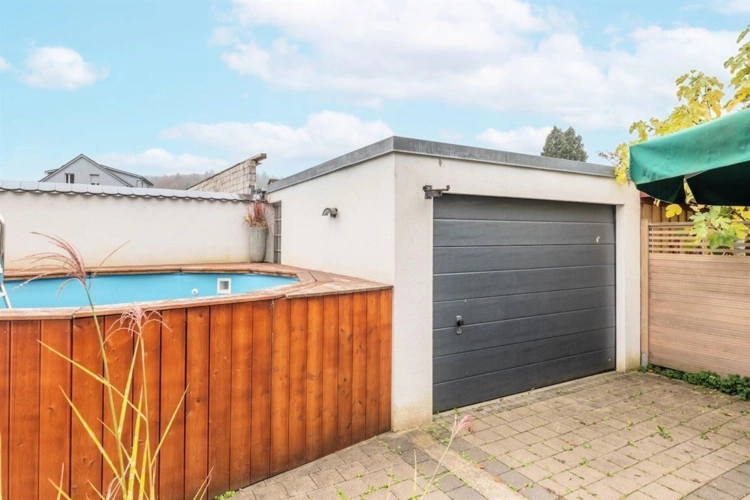 Pool und Garage