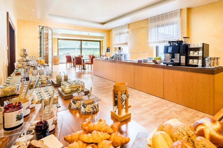 Frühstückbuffet mit Blick und Speisesaal