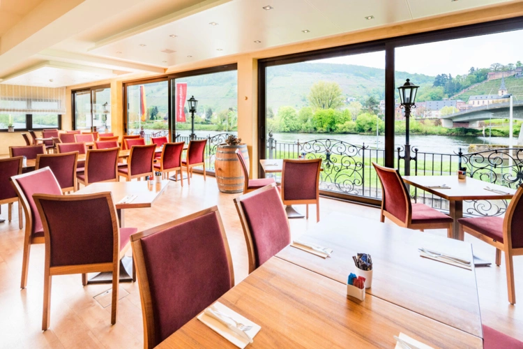 Restaurant/Frühstücksraum mit Bilck auf den Main