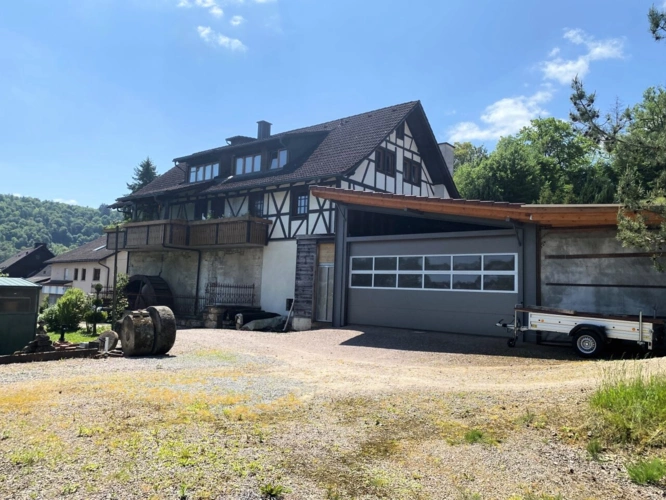 Nord-Ost Seite mit Anbau Halle/Garagen