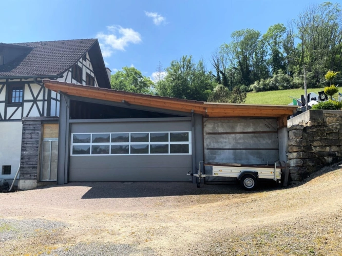 Nord-Ost Seite Halle/Garage mit Hebekran und Sektionaltor