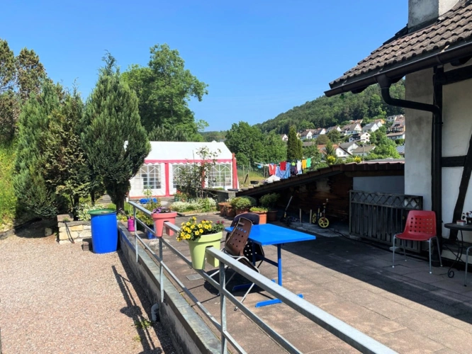 Sonnenterrasse mit Weg zum Festplatz/Partyzelt