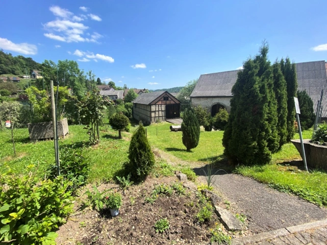 Schöne Außenanlage zwischen Haus und Parkplätzen