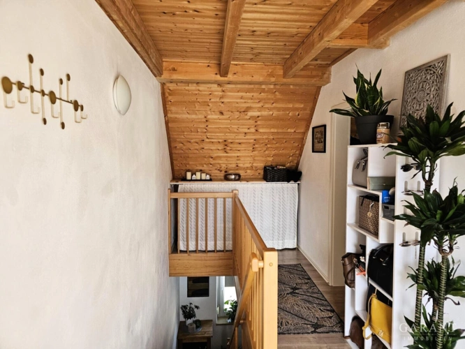 DG Flur mit Treppe