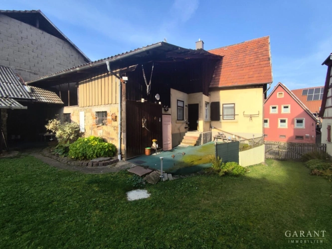 Rückseite Haus mit Schuppen und Terrasse