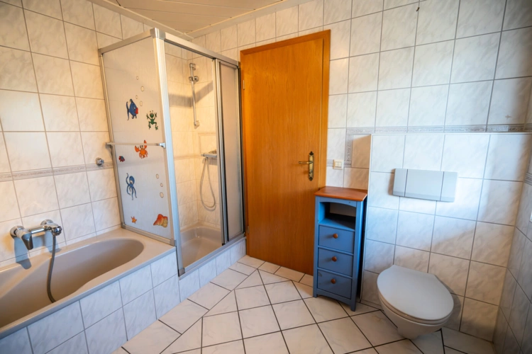 Hausteil 1 - Bad mit Wanne und Dusche