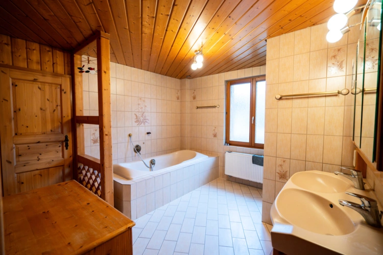 Bad im OG mit Wanne und Dusche