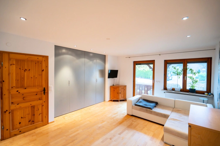 Zimmer mit Ausgang zum Balkon im OG