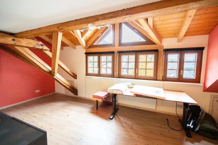 Zimmer mit großer Gaupe