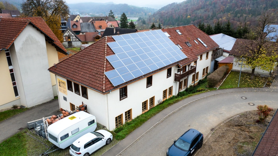 Wohnhaus mit Werkstatt + PV-Anlage
