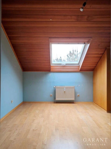 Zimmer mit Parkettboden