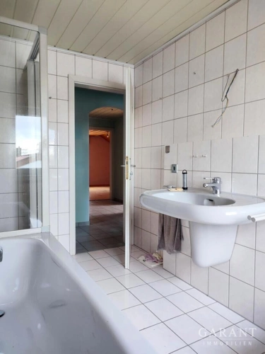 Badezimmer mit Wanne und Dusche