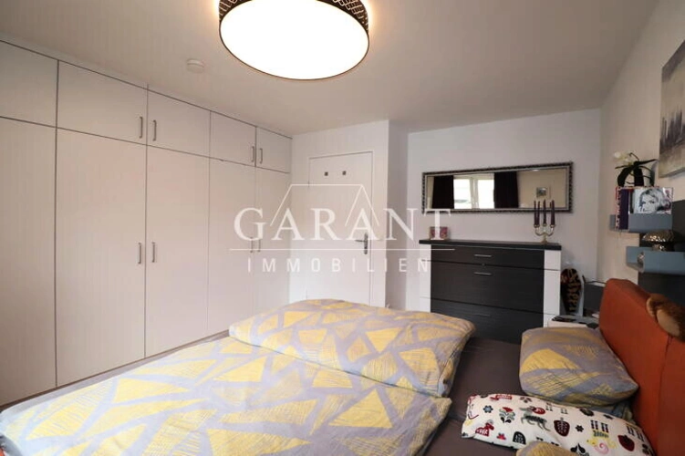 Schlafzimmer m. prakt. Einbauschrank