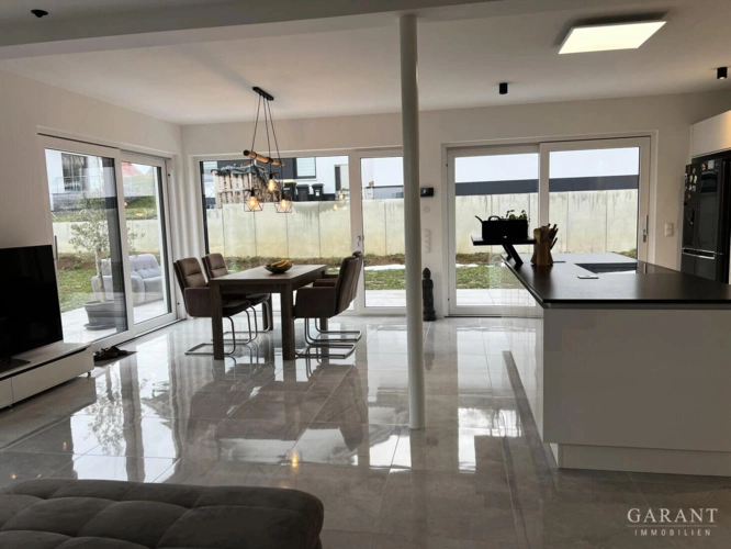 Essbereich-mit-Kueche