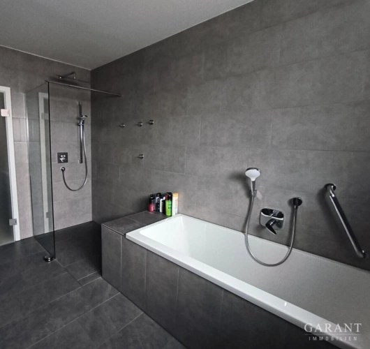 bodengleiche-Dusche-und-Wanne