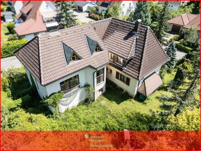 mit KI bearbeitet bzw. einen Busch entfernt, um mehr vom Haus zu sehen