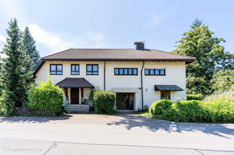 mit KI bearbeitet bzw. einen Baum entfernt, um mehr vom Haus zu sehen