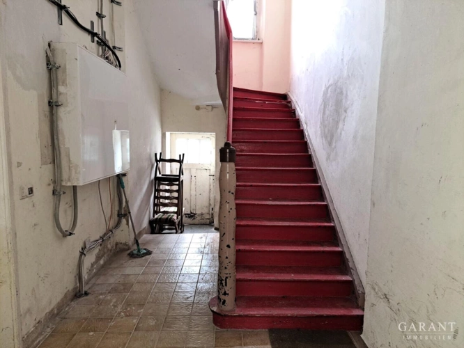 Hausplatz mit der originalen Holztreppe