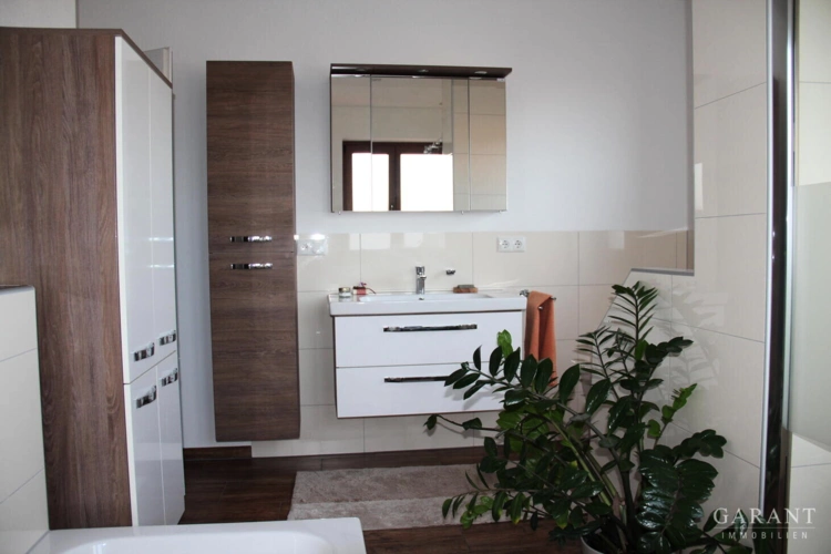 Bad 1OG Waschbecken und Spiegel