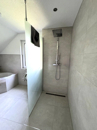 Eckbadewanne und begehbarer Dusche und Regenbrause