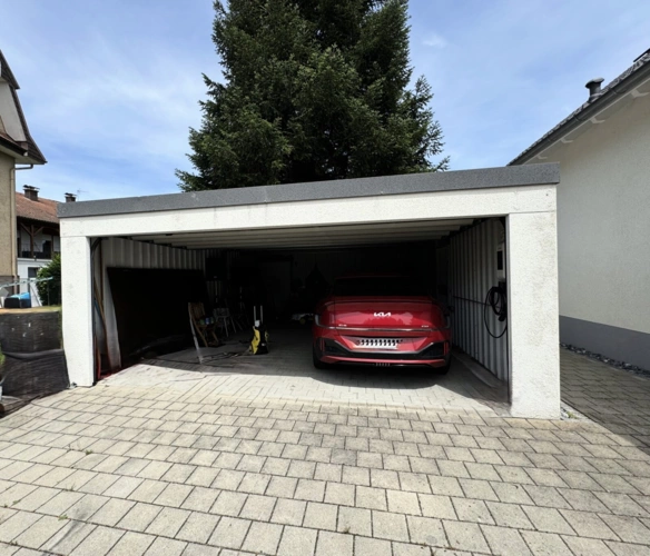 Doppelgarage mit elektrischem Sektionaltor und Wallbox für das laden eines E-Autos
