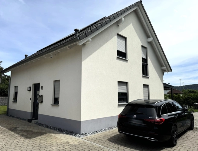 Hauseingang und Stellplätze neben dem Haus