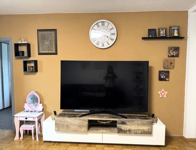 Wohnzimmer -farbliche Wand