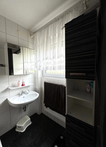 Bad mit Waschbecken, Dusche