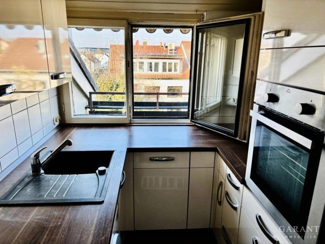 Küche mit Durchreiche zum Balkon