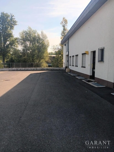 Gewerbefläche mit Stellplätze - Teil 1
