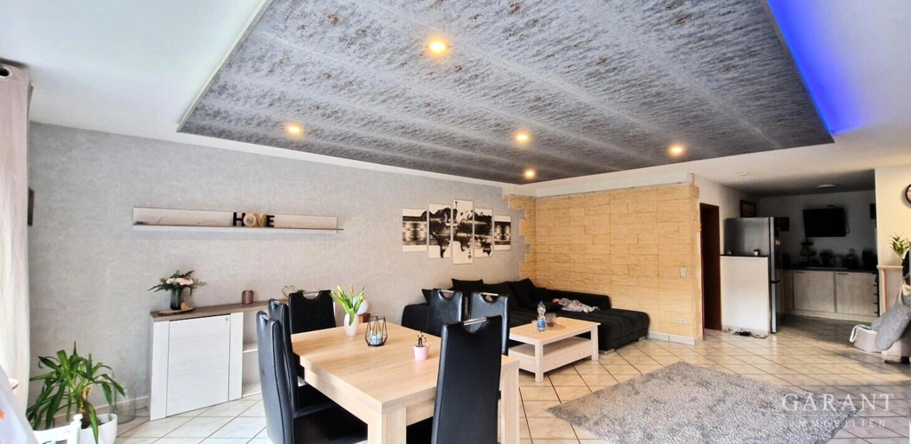 Wohnzimmer-mit-Blick-zur-Kueche
