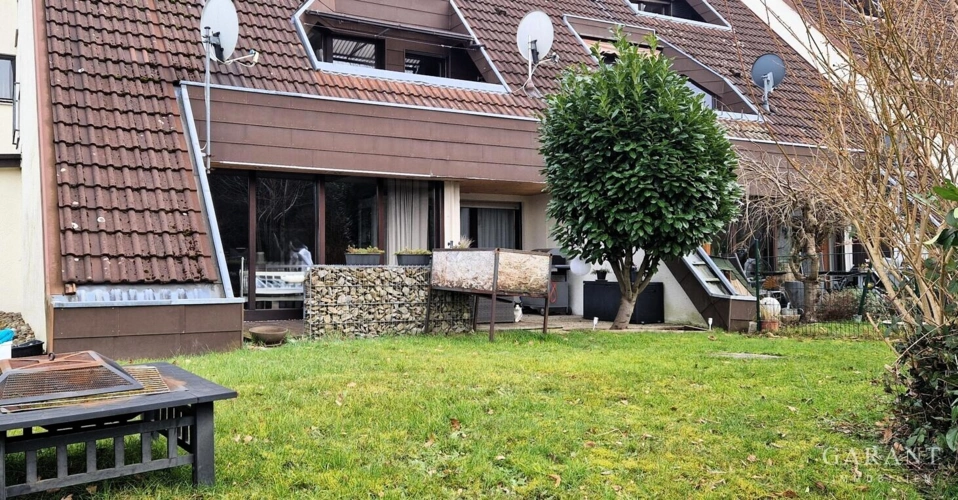 Gartenansicht-aufs-Haus