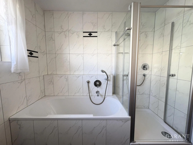 Dusche und Wanne