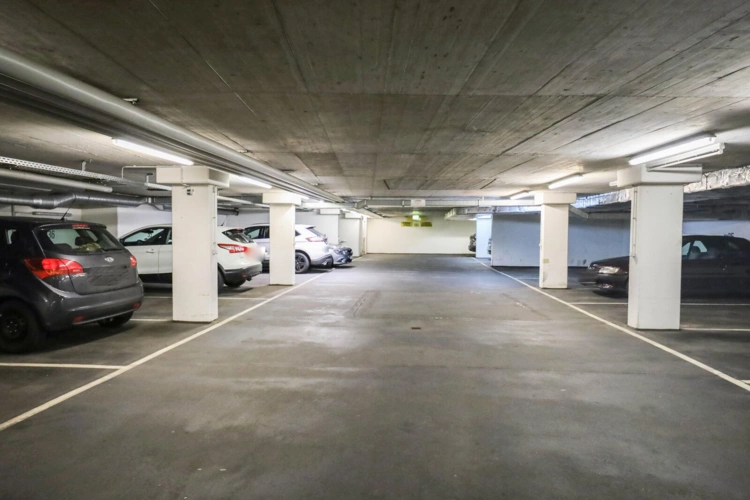 Tiefgarage mit Stellplätzen