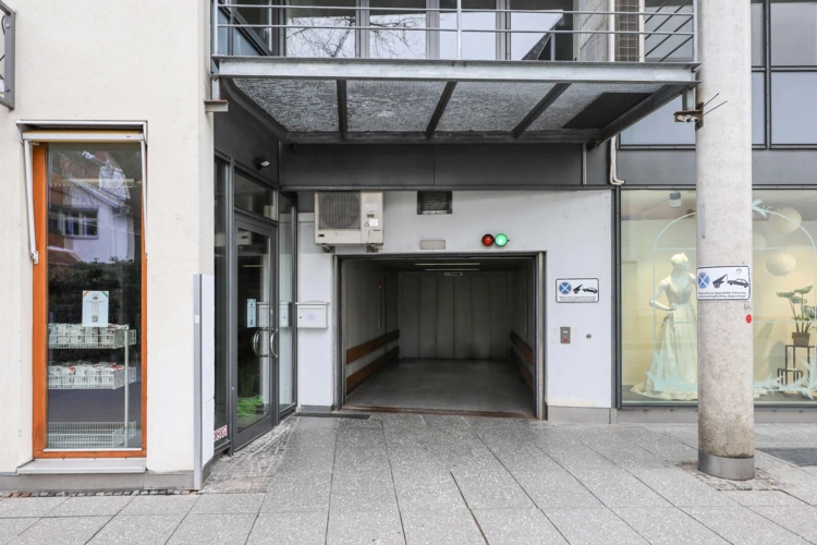 Einfahrt PKW-Lift