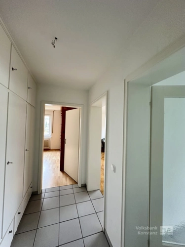 Wohnzimmer mit Balkonzugang