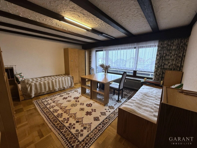 großes Kinderzimmer mit zwei Betten