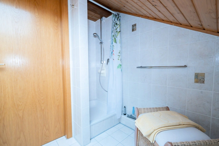 Dachgeschoss - Bad mit Dusche